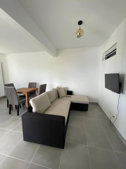 Bas De Villa F2 Neuf Avec Terrasse Et Piscine Le Diamant Luaran gambar